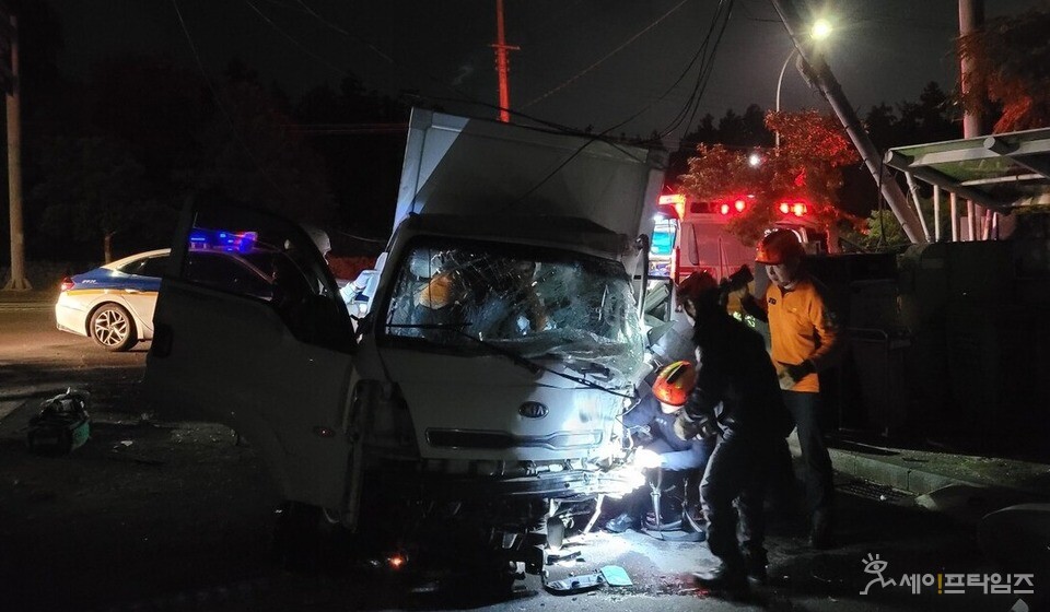 ▲ 10일 오전 2시 10분쯤 새벽배송을 마치고 돌아오던 쿠팡 협력업체 노동자가 전신주를 들이받고 사망했다. ⓒ 제주소방본부 