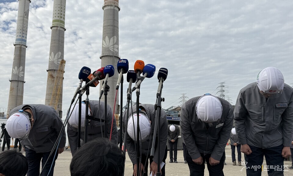 ▲ 권명호 한국동서발전 사장(가운데)를 비롯한 경영진들이 입장문 발표 후 고개 숙여 사과하고 있다. ⓒ 동서발전