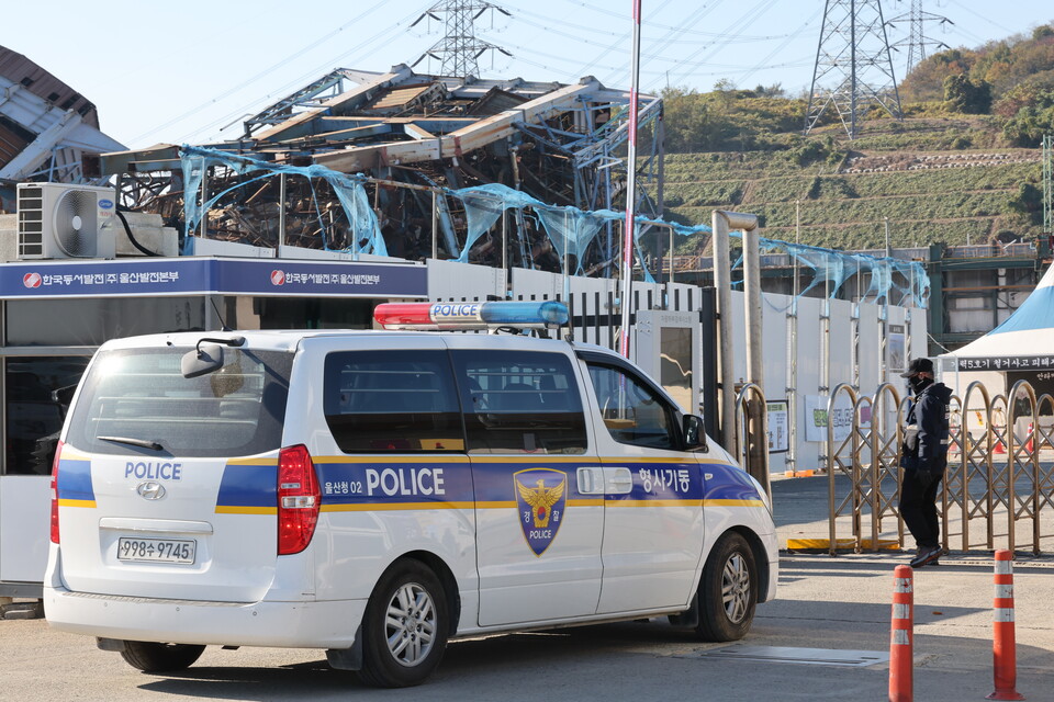 ▲ 18일 오후 울산경찰청 형사기동대 차량이 울산화력발전소 보일러 타워 붕괴 현장 합동 감식을 위해 발전소 후문을 통과하고 있다. ⓒ 연합뉴스