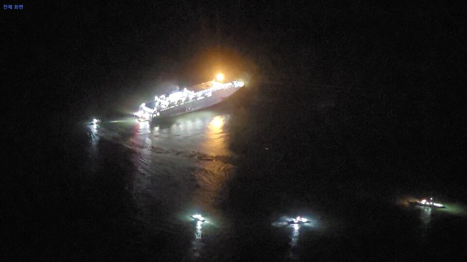 ▲  19일 오후 8시 17분쯤 전남 신안군 장산도 남방 족도에 여객선 퀸제누비아2호가 좌초돼 해경이 구조 작업을 벌이고 있다. ⓒ 연합뉴스