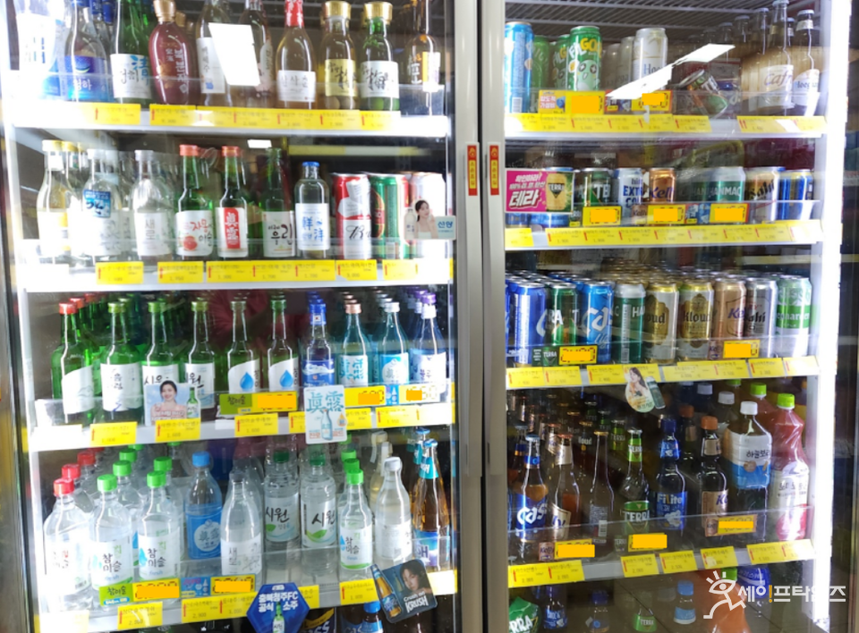 ▲ 한 마트에 주류가 진열돼 있다. ⓒ 김미영 기자