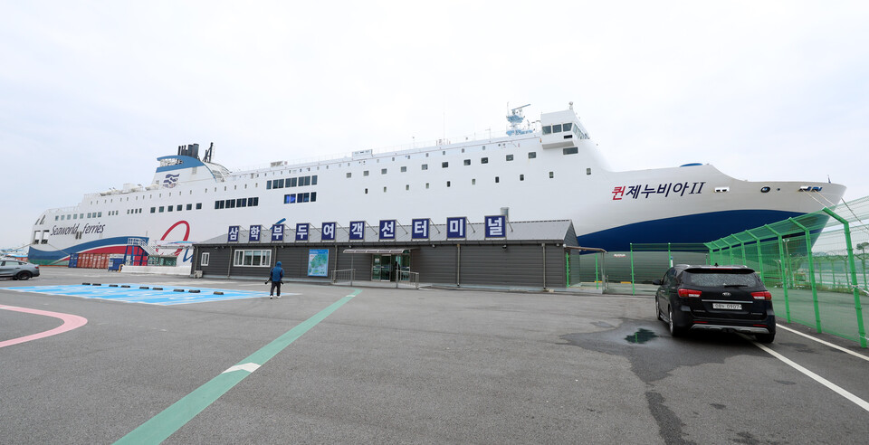 ▲  20일 오전 전남 목포시 삼학부두에서 2만6천t급 여객선 퀸제누비아2호가 정박해 있다. 퀸제누비아2호는 전날 신안군 장산면에 있는 족도(무인도)에 좌초됐다가 9시간여만에 입항했다. ⓒ 연합뉴스