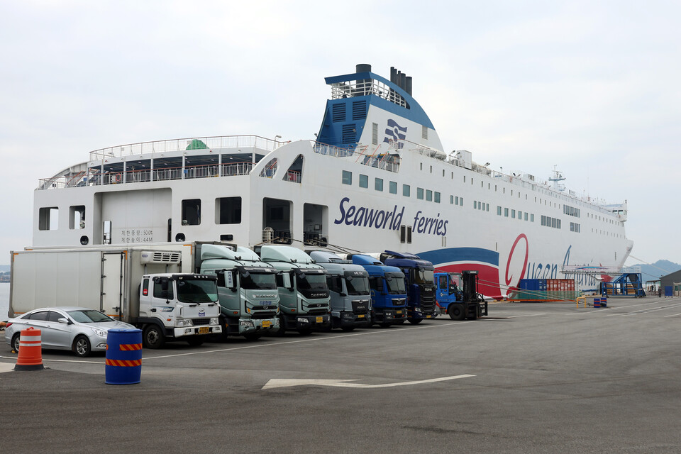 ▲ 267명을 태운 대형 카페리 퀸제누비아2호가 정상 항로를 이탈, 무인도로 돌진해 좌초할 때까지 이상 징후를 제때 파악하지 못한 해상교통관제센터(VTS)의 책임론이 불거지고 있다. ⓒ 연합뉴스