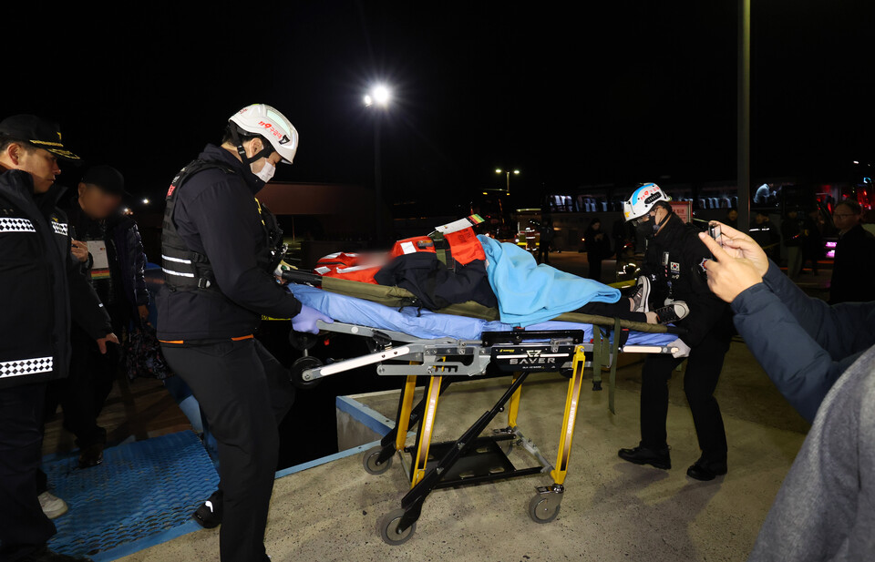 ▲ 19일 오후 전남 목포시 목포해양경찰서 전용 부두로 여객선 퀸제누비아2호 탑승객들이 구조되고 있다. ⓒ 연합뉴스