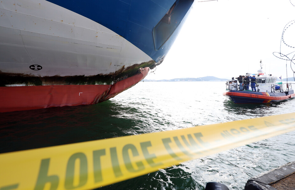 ▲ 20일 오전 전남 목포시 삼학부두에서 해경과 국과수가 2만6000t급 여객선 퀸제누비아2호에 대한 감식을 하고 있다. ⓒ 연합뉴스