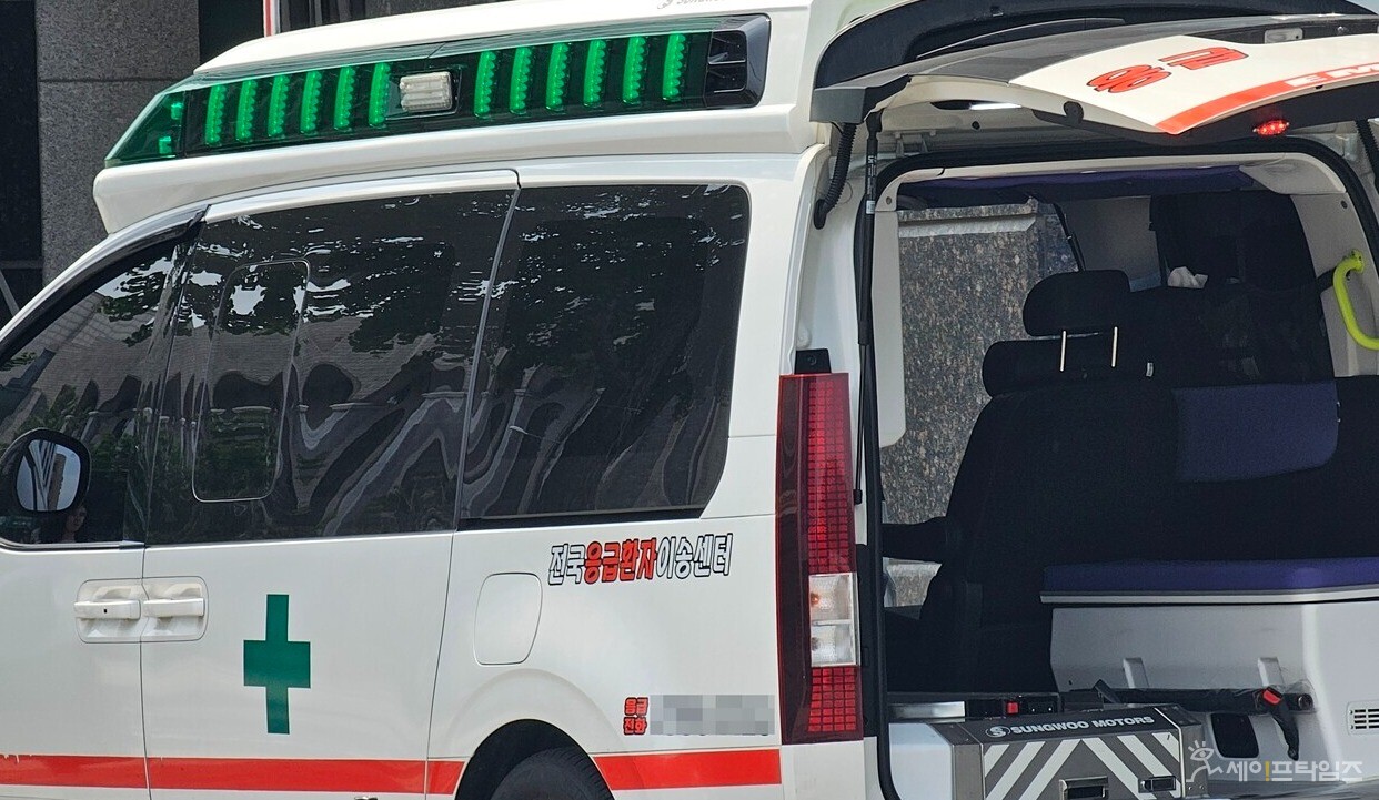 ▲ 구급차가 서울 성북구 한 병원에 환자를 이송하고 정차했다. ⓒ 이지원 기자