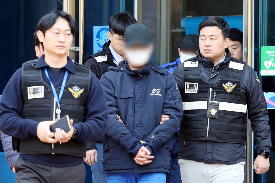 ▲ 대형 카페리 여객선 퀸제누비아2호를 좌초시켜 탑승객들을 다치게 한 혐의를 받는 일등항해사와 인도네시아 국적 조타수가 22일 오후 광주지방법원 목포지원에서 열린 구속 전 피의자 심문을 마친 뒤 법정 밖으로 나오고 있다. ⓒ 연합뉴스