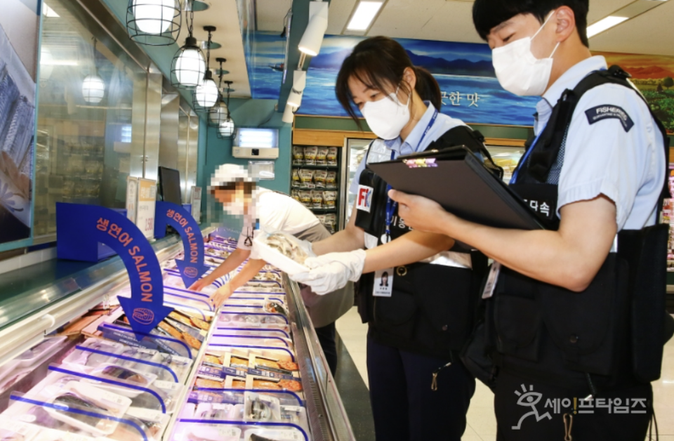 ▲ 해양수산부 관계자들이 수산물을 점검하고 있다. ⓒ 해수부