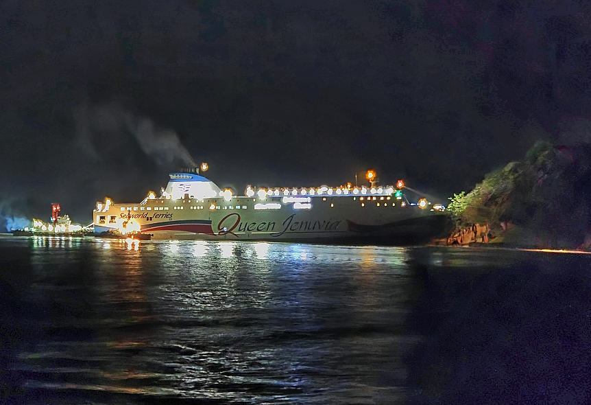 ▲ 20일 오전 전남 신안군 장상면 인근 족도(무인도) 해상에서 퀸제누비아2호가 좌초돼 있다. ⓒ 연합뉴스