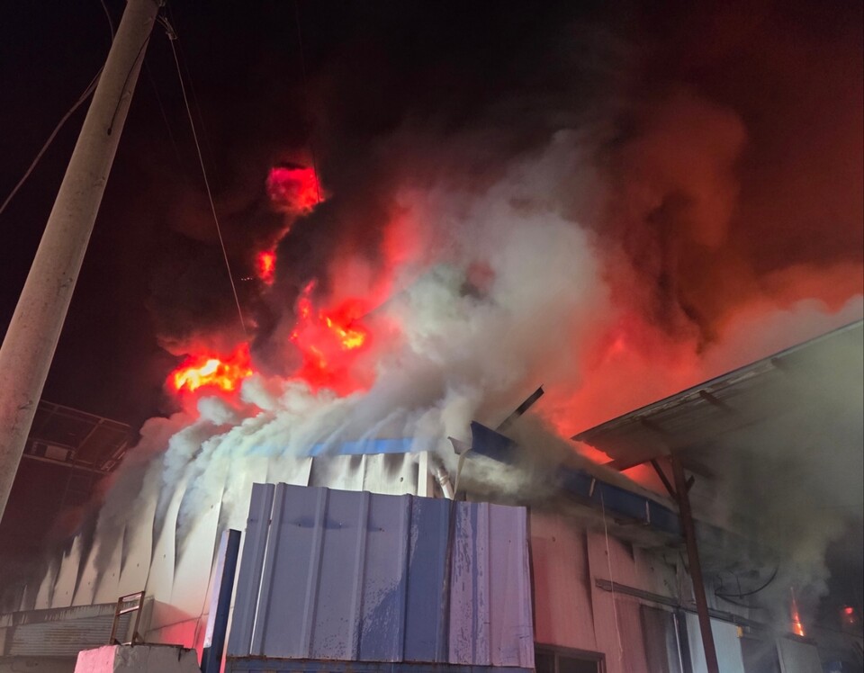 ▲ 대구 달성군 하빈면 섬유공장에서 난 불이 5시간여만에 완진됐다. ⓒ 연합뉴스