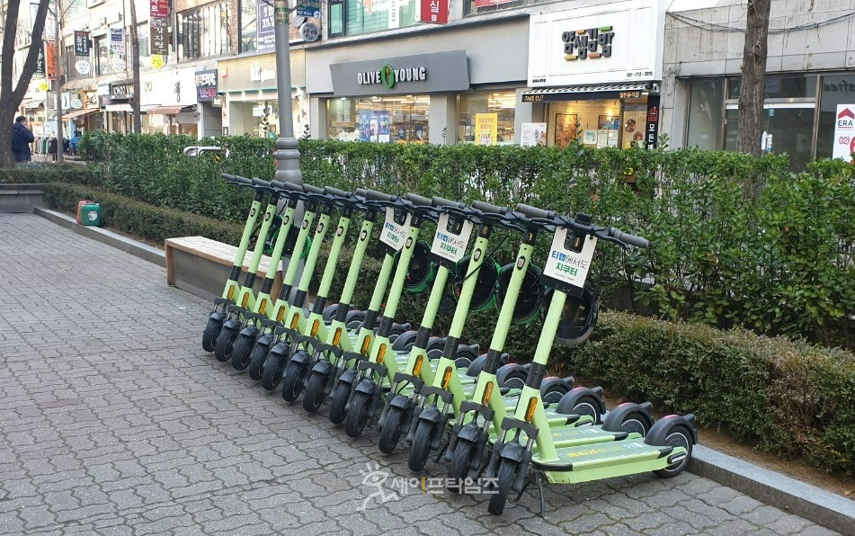 ▲ 경기 성남시 분당구 수내동 롯데백화점 서문 입구에 전동킥보드가 주차돼 있다. ⓒ 세이프타임즈