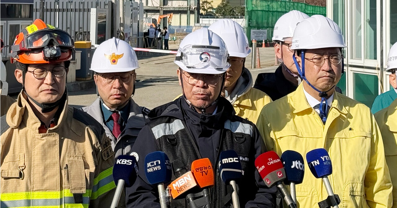  ▲  김영훈 고용노동부 장관(가운데)이 지난 15일 오전 울산 화력발전소 보일러타워 붕괴사고 현장 인근에서 브리핑하고 있다. ⓒ 연합뉴스 