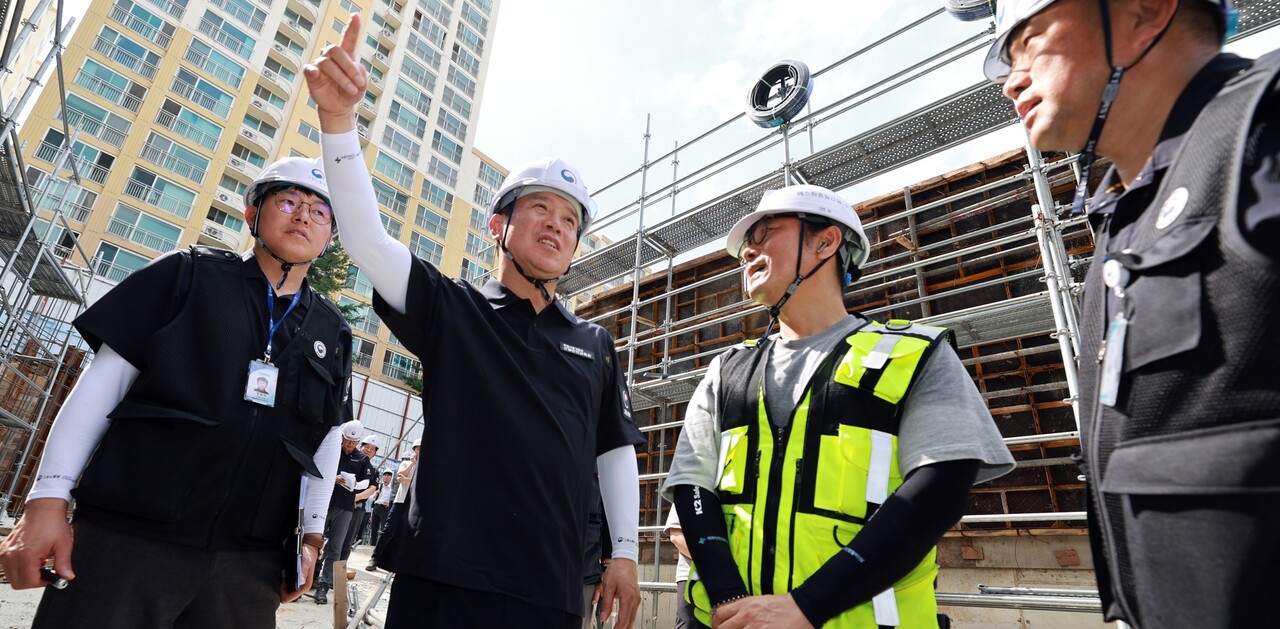 ▲ 김영훈 고용노동부장관이 남양주시 건설공사현장을 불시 검문하고 있다. ⓒ 고용노동부