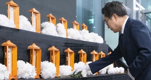 <b>김동연</b> 경기지사 '아리셀 <b>희생자</b>' 조문