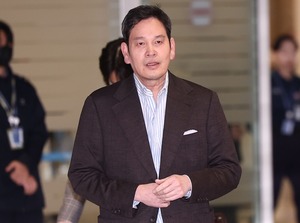 스타벅스 탱크데이 '후폭풍' 이마트·신세계 주가 하락 - 뉴스 썸네일 이미지
